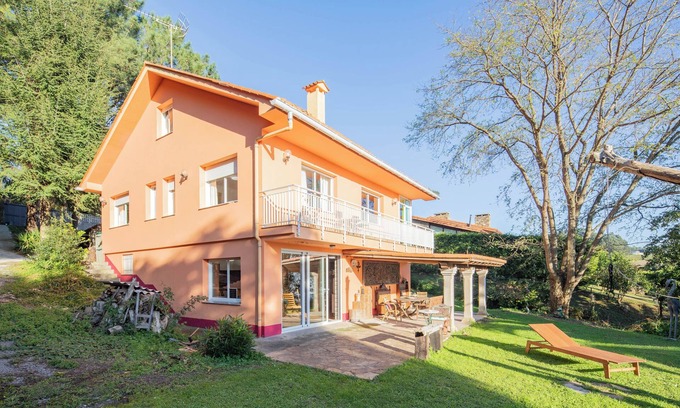 Callobre Casa | Casa de vacaciones 'O Axouxere' con vistas a la montaña, terraza privada y Wi-Fi