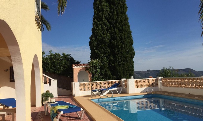 Orba Casa | Casa de vacaciones con espectaculares vistas lejanas de las montañas y el mar.