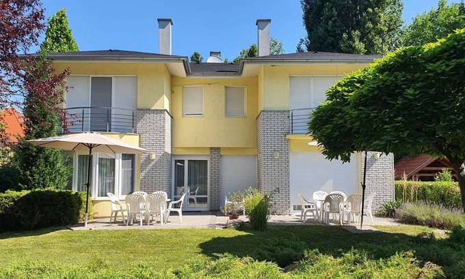 Szantod Casa | Casa vacacional a solo 80 m de la playa privada, con un pequeño bote y aire acondicionado