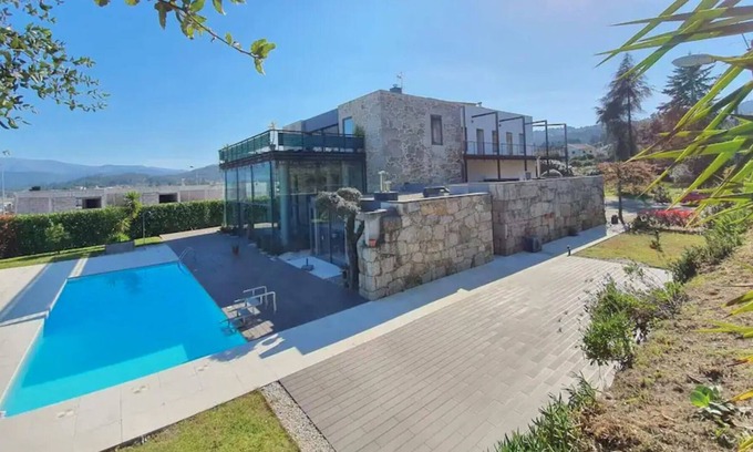 Britelo Casa | Casa de vacaciones "Quinta do Nascimento" con vistas a la montaña, piscina, Wi-Fi, aire acondicionado y terraza
