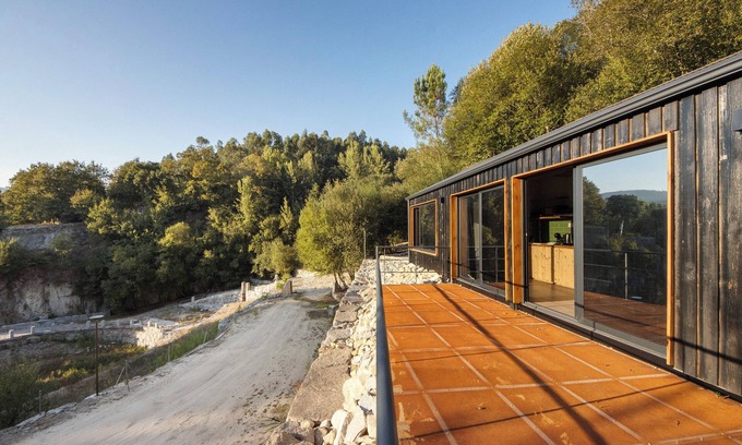 Marco de Canaveses Villa | Casa de vacaciones 'Stone and Villas - Casa 4' con vistas a la montaña, terraza y aire acondicionado