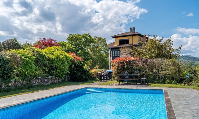Villamayor Casa | Casa de vacaciones 'Rodiles De Matisón' con vistas a la montaña, piscina privada y Wi-Fi