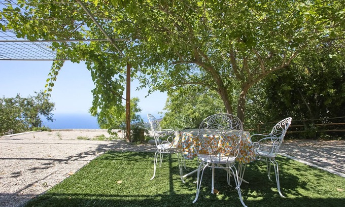 Gioiosa Marea Casa | Casa de vacaciones 'Rustico 'al Casale'' con vistas al mar, jardín compartido y Wi-Fi