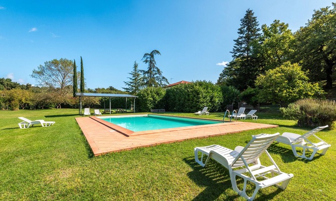 Montieri Apartamento | Casa de vacaciones 'San Michele - Casa Rosa' con vistas a la montaña, piscina compartida y Wi-Fi