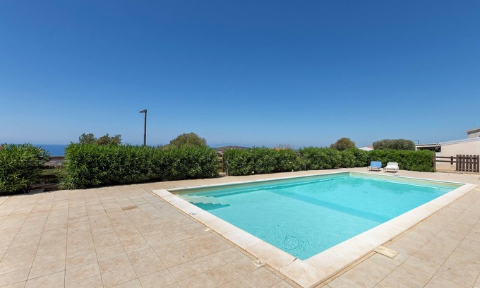 Paduledda Casa | Casa de vacaciones 'Sky View' con vistas al mar, piscina compartida y aire acondicionado