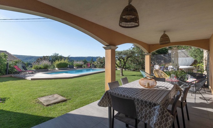 Saint-Privat Casa | Casa de vacaciones "Logement Spacieux Agréable" con vistas a la montaña, piscina privada y Wi-Fi