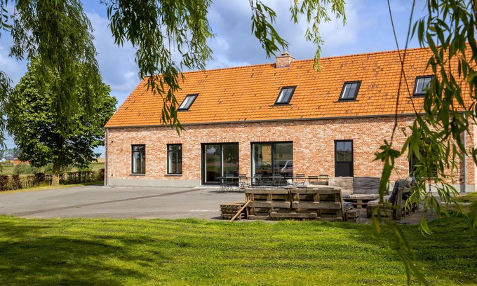 Passendale Villa | holiday home 't hov Place up to 20 people-pet friendly-war history