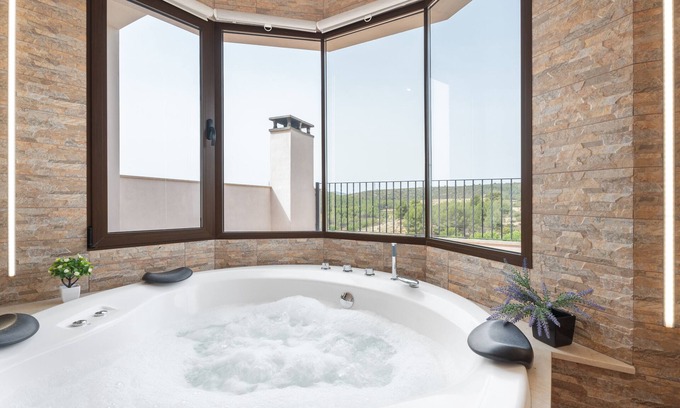 Benafer Casa | Casa de vacaciones 'Torre Buen Aire Con bañera de hidromasaje' con vistas a la montaña y balcón
