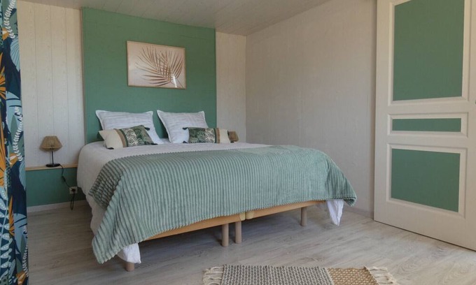 Cleder Casa | Holiday Home 'Ty Reuniou - La Grange' with Sea View, Shared Terrace and Wi-Fi