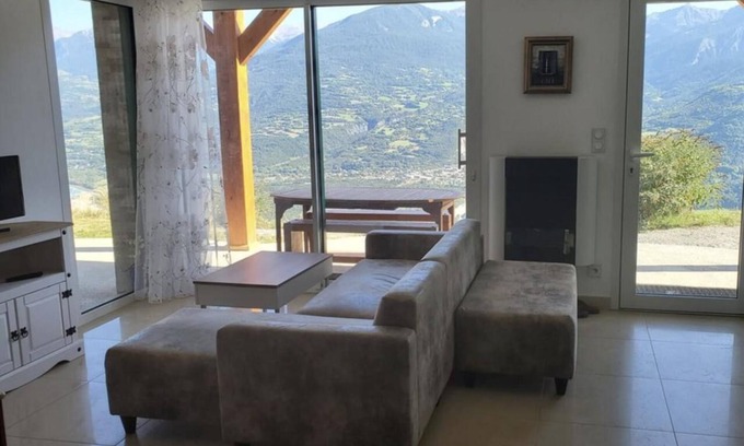 Puy-Sanieres Casa | Casa de vacaciones 'Un Coin De Paradis À Puy Sanières' con vistas al lago, terraza privada y Wi-Fi