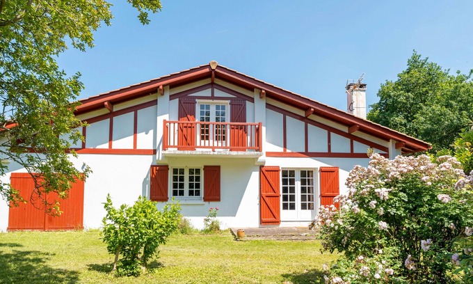 Sare Casa | Casa de vacaciones "Usoak" con vistas a la montaña, terraza privada y Wi-Fi