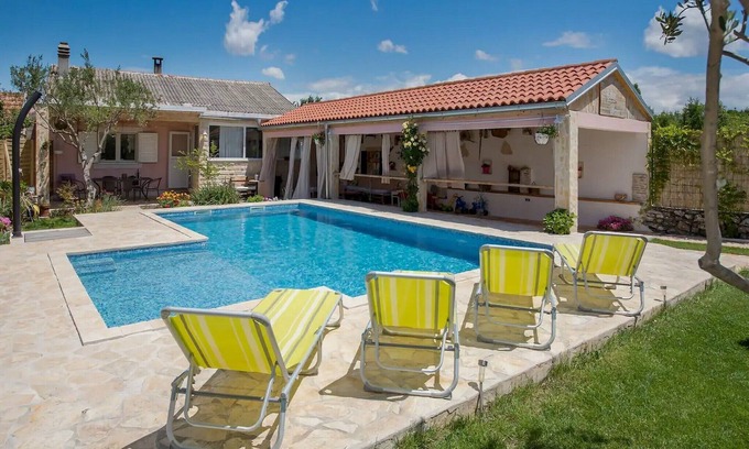 Brnjica Casa | Holiday Home Velini Dvori