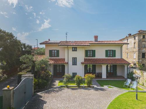 Querceta Casa | Holiday Home Villa Giuliana by Interhome