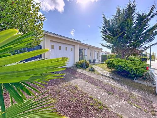 Tharon-Plage Casa | Holiday Home Villa Labbé by Interhome