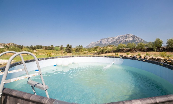 Loculi Casa | Casa de vacaciones "Villa S'ena e Su Juncu" con vistas a la montaña, piscina y Wi-Fi