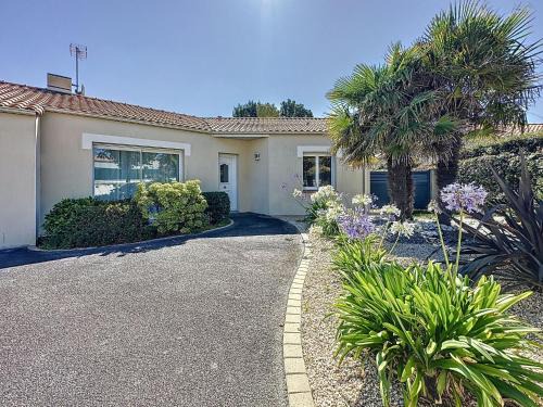 Tharon-Plage Casa | Holiday Home Villa Sel et Pins by Interhome