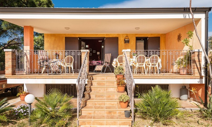 Solanas Casa | Casa de vacaciones 'Villetta Bacio Del Sole' con vistas a la montaña y terraza privada