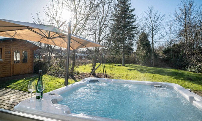 Brunsbuttel Casa | Casa de vacaciones 'Wellness Oase mit Whirlpool und Sauna' con terraza privada, jardín y Wi-Fi