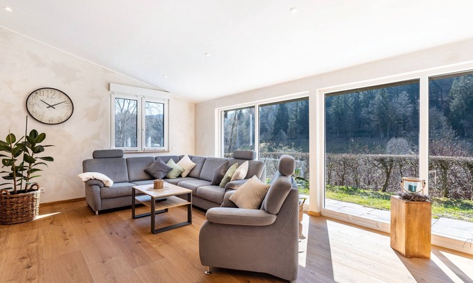 Schmallenberg Casa | Apartamento 'Wiese' con terraza privada, jardín compartido y Wi-Fi