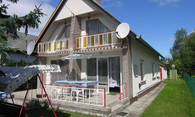 Balatonfenyves Casa | Casa vacacional con jardín y prado