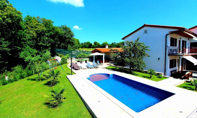 Strmac Casa | Casa vacacional con piscina y aire acondicionado