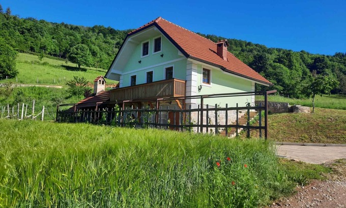Semic Casa | Casa vacacional con una vista