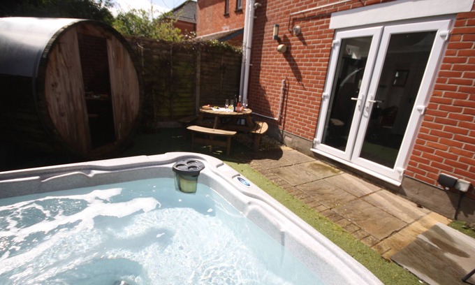 Bournemouth Casa | Holiday Home With Hot Tub & Sauna