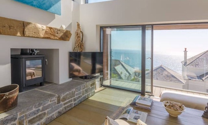 Mevagissey Apartamento | Stylish coastal retreat with panoramic views & walkable to harbour