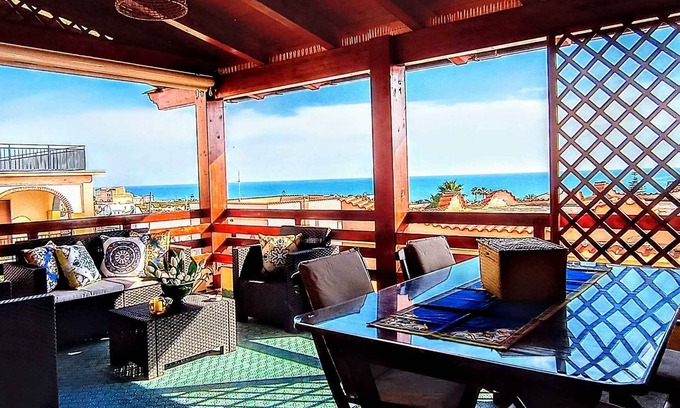 Triscina Casa | Casa vacacional con terraza con vista al mar, aire acondicionado, amplia área de cocina, parrilla y WI-FI!