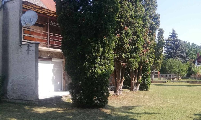 Keszthely Casa | Casa vacacional con amplio jardín, parque infantil y parking cerrado.