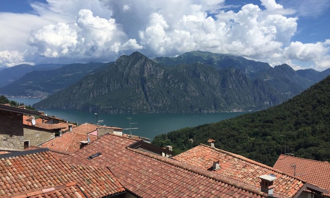 Fonteno Apartamento | Casa de vacaciones con preciosas vistas al lago Iseo para 6 personas.