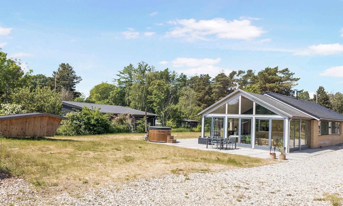Hoensinge Casa | Holiday home with outdoor jacuzzi and shelter