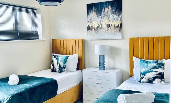 Colchester Casa | Holiday Home with Parking , Near Colchester Zoo