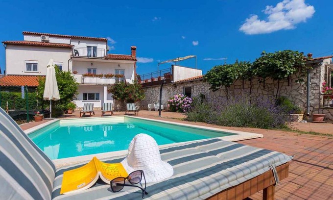 Kujici Casa | Holiday home with pool and air conditioning