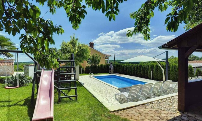 Lindar Casa | Casa vacacional con piscina y aire acondicionado
