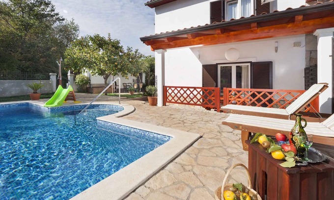 Snasici Casa | Casa vacacional con piscina en una zona tranquila para las familias