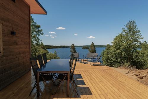 Lonashult Casa | Holiday home with sauna and lake view in scenic Lonashult