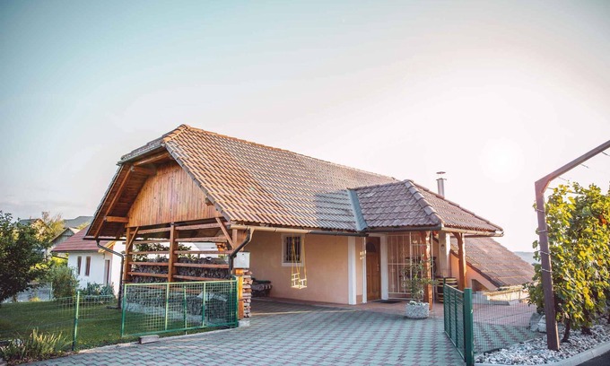 Bostanj Casa | Casa vacacional con terraza y aire acondicionado