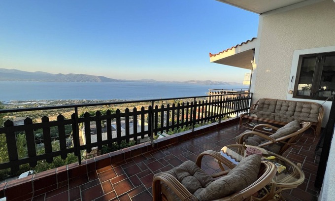 Kalamos Casa | Casa de Vacaciones con Vistas Únicas y Jardín Privado