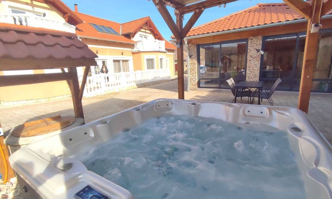 Kereki Casa | Casa vacacional con jacuzzi, sauna, aire acondicionado, WiFi y aparatos de fitness