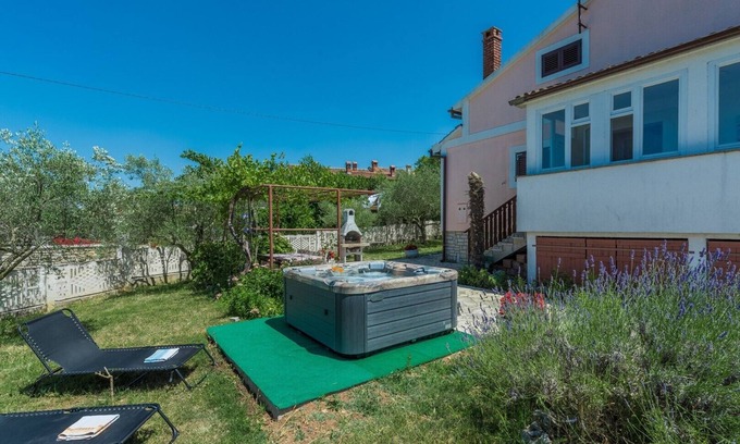 Sveti Lovrec Apartamento | Ferienhaus Zora with Whirlpool