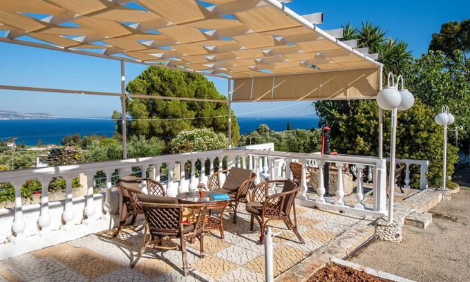 Spartia Casa | Casa de vacaciones "Zoumpouli 1" con vistas al mar, jardín y Wi-Fi