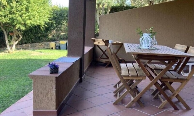 Costa Rei Villa | Casa de vacaciones de 10 minutos a pie del mar, rodeado de vegetación con un jardín privado