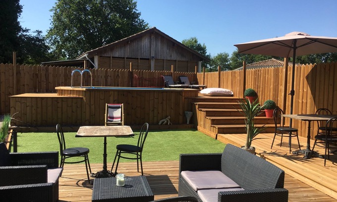 Pontenx-les-Forges Casa | Casa de vacaciones MIMIZAN, Terraza de madera muy cálida, piscina privada.