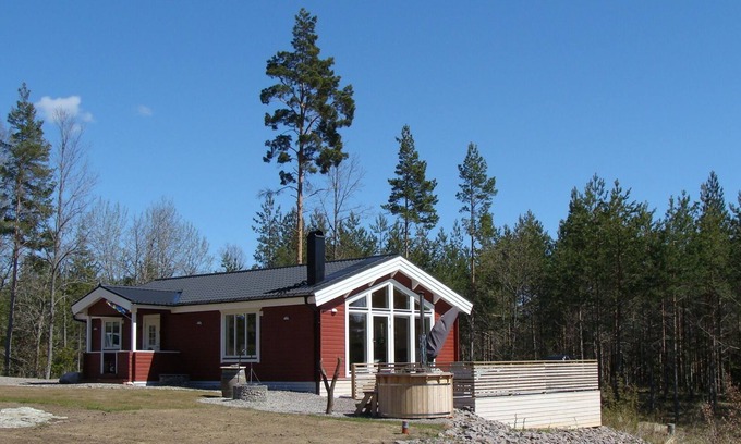 Hultsfred Casa | Casa de vacaciones NERBJÄRKEN, zona tranquila, a 150 metros del lago, embarcadero, barco, bañera de hidromasaje.