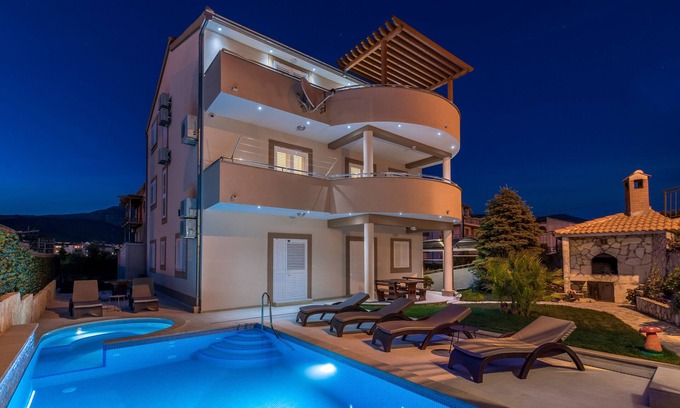 Stobrec Casa | Casa de vacaciones con 3 apartamentos, piscina y jacuzzi a 100 m de la playa