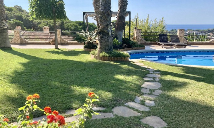 Lloret de Mar Apartamento | Apartamento (4 pers) con piscina + vistas al mar + jardín, cerca de la ciudad