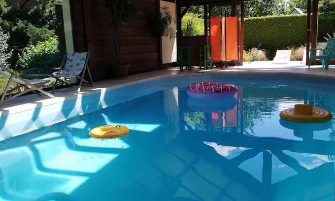 Neuville Casa | Casa vacacional con piscina cubierta climatizada y sauna privada.