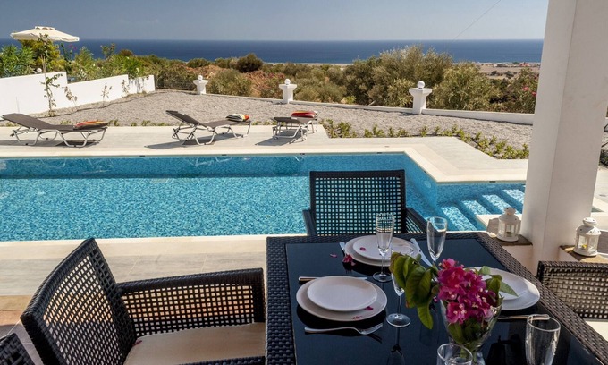 Kalathos Villa | Casa de vacaciones con piscina y vistas al mar