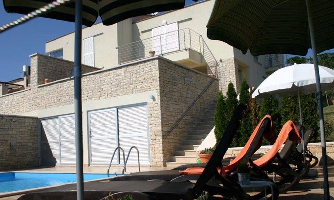 Brnobici Casa | Casa vacacional con piscina y fantásticas vistas al mar.